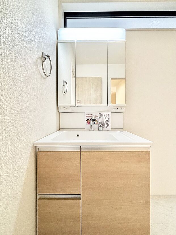 大きく見やすい三面鏡で清潔感ある洗面台は、身だしなみチェックや肌のお手入れにおすすめです。 