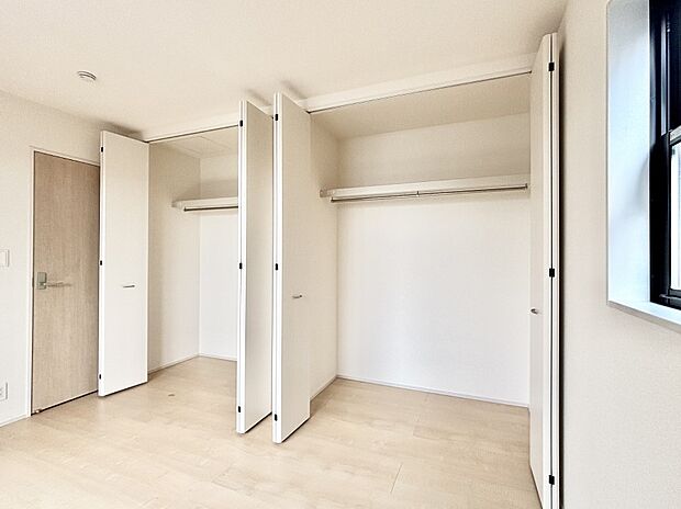 洋室のクローゼット。奥行きがあるので厚手の衣類もすっきり収まります。