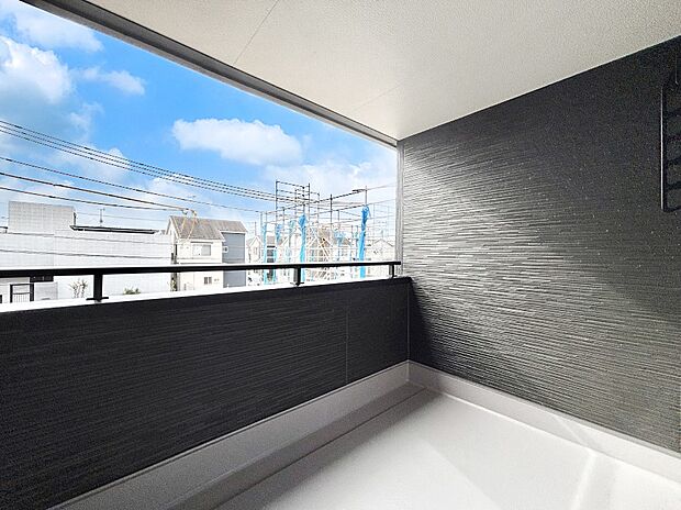 ゆったりバルコニーだから沢山お洗濯ものを干せます。