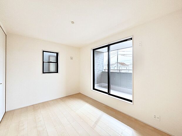 明るいバルコニーサイドに洋室を設置。目覚めの良い寝室に。 