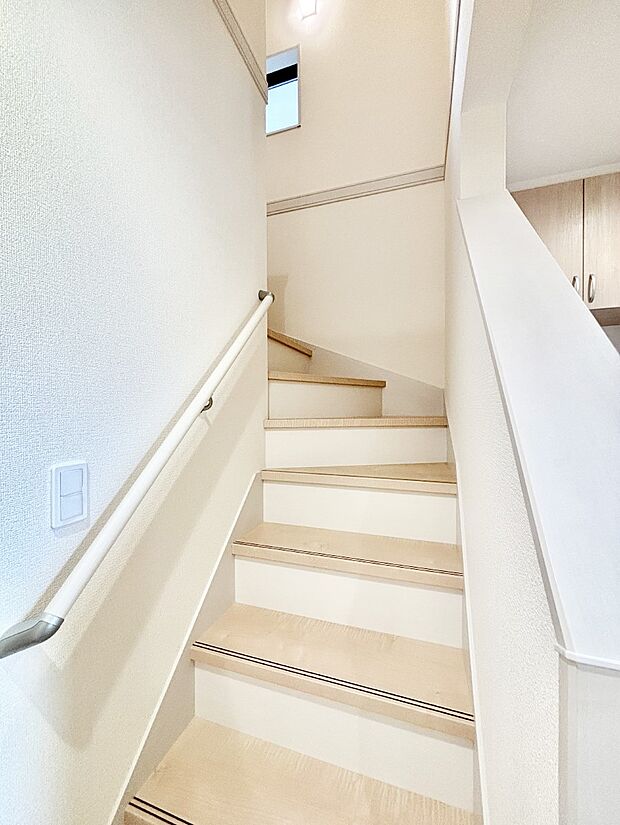 階段は手すり付きなので小さなお子さまやご高齢の方も安心です  