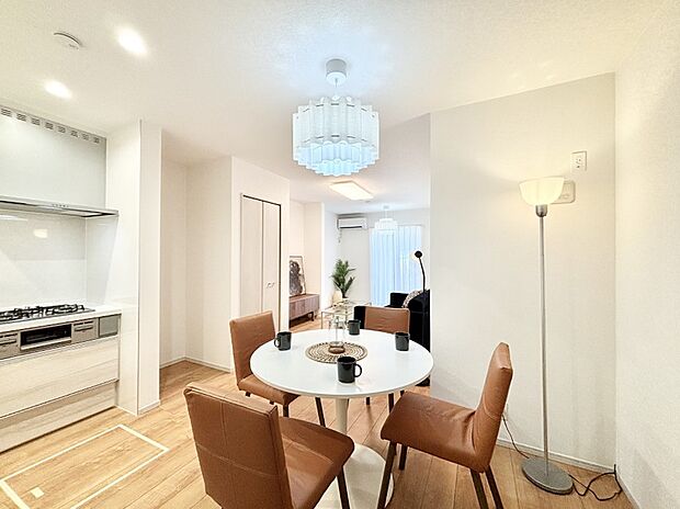 ご家族の賑やかな話し声で包まれる明るいリビング