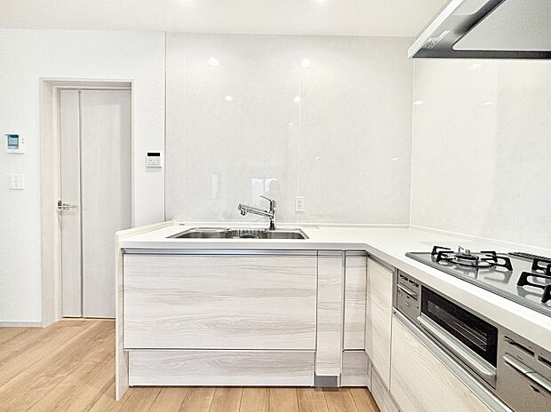 L字型だと料理するスペースも広々と使えます。コンパクトに動けてお料理ラクラク。  