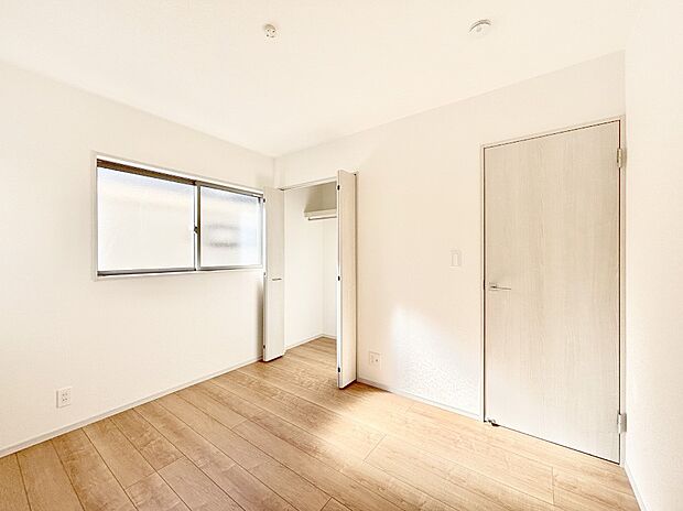 使いやすい形でベットや家具の置き方にも困ることもありません。