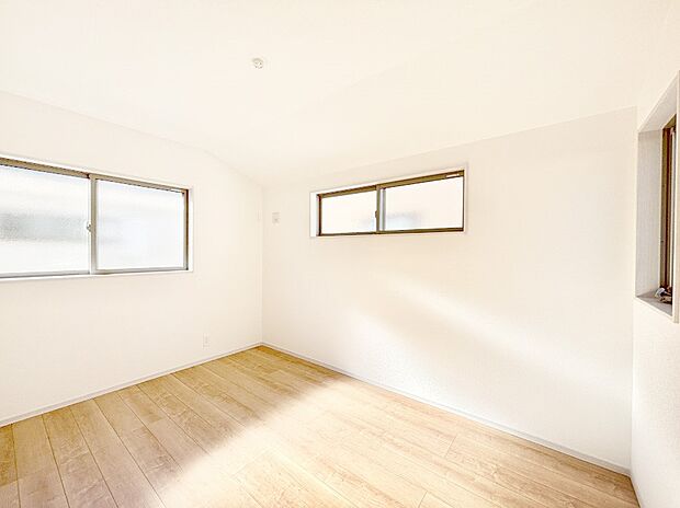 窓からのやさしい光が心地よいプライベートルーム