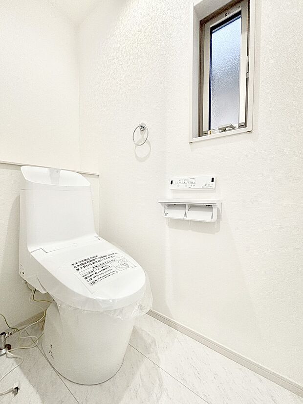 明るく清潔感のあるトイレです。