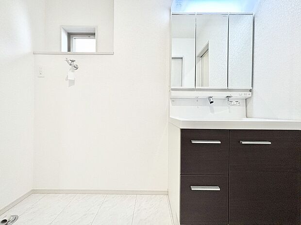 収納力と機能性に優れた洗面化粧台