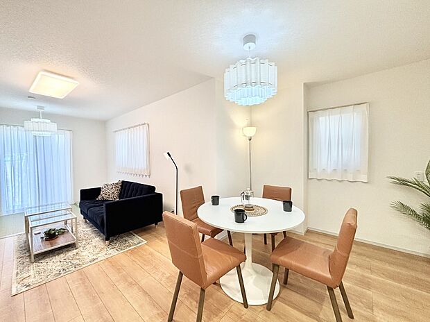 大きな窓からたっぷりの陽光と風を感じられるリビング