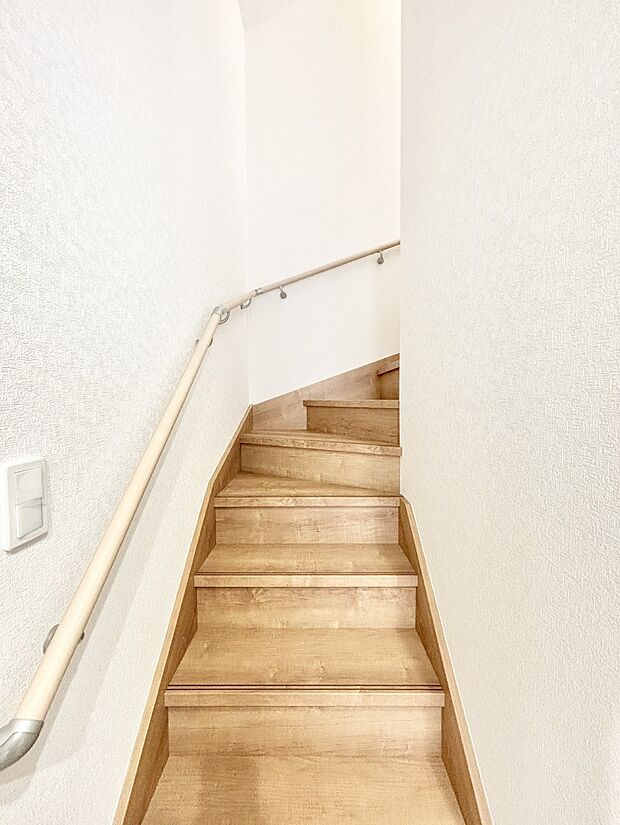 安全性を考慮し階段には手すりを設置しています
