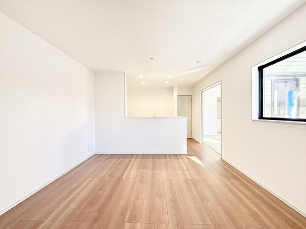 ご家族の賑やかな話し声で包まれる明るいリビング 