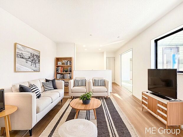 家族の和やかな会話が聞こえてきそう。開放感のあるリビングです。※家具はCGです