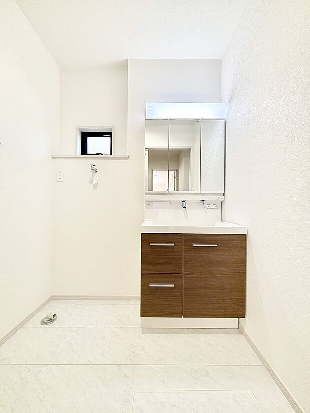 収納力と機能性に優れた洗面化粧台