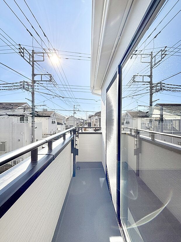 ゆったりバルコニーだから沢山お洗濯ものを干せます。