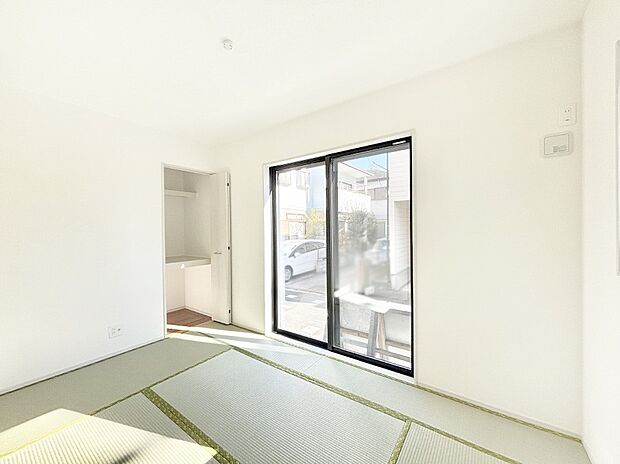 リビングと隣り合っている和室。ほっと一息できる和の空間も忘れずに。 