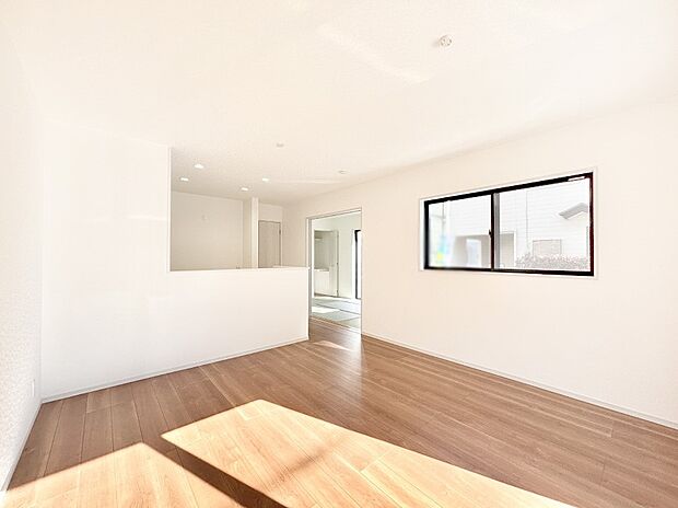 明るい陽光が注ぎ、寛ぎの雰囲気に満たされるダイニング。   