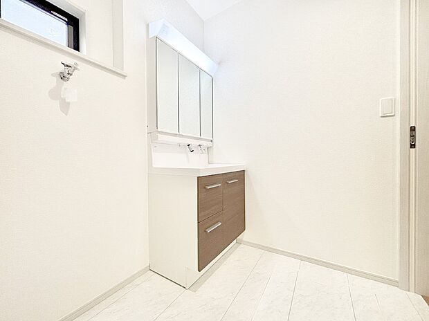 明るい洗面所は毎朝の身支度も楽しくできちゃいそうです。    