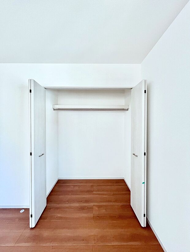 洋室のクローゼット。奥行きがあるので厚手の衣類もすっきり収まります。
