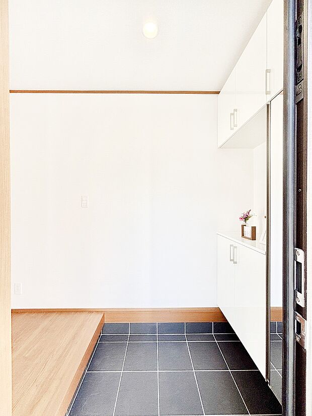 ご家族やお客様を気持ちよくお出迎え！ご家族の靴もスッキリ収納できる玄関収納付き。