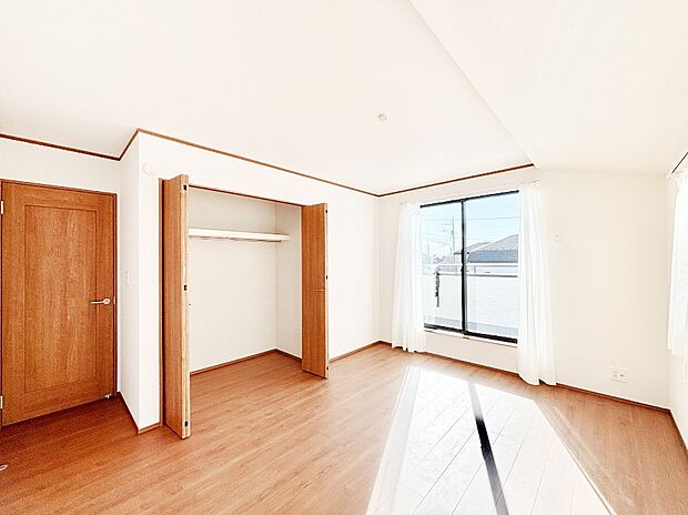 バルコニーが明るさと開放感を演出！朝スッキリと目覚められそうですね。