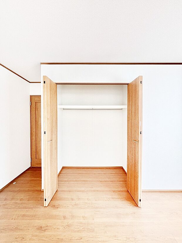 毎日着る衣類や荷物などの収納に便利な物入付きです。