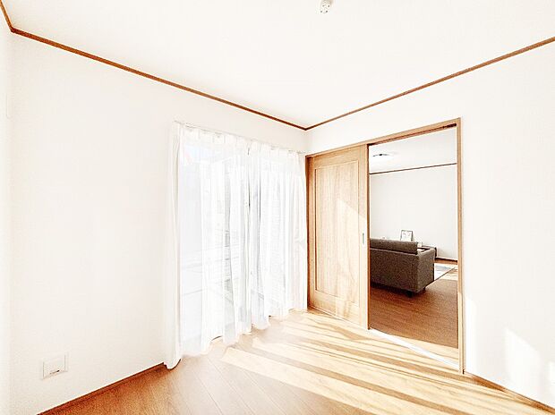 リビングに隣接した洋室。引き戸を開放するとリビングと繋がる憩いの空間に変身！