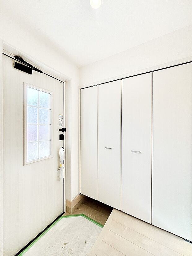 明るい玄関はお客様をお出迎えするのにぴったりです！ 