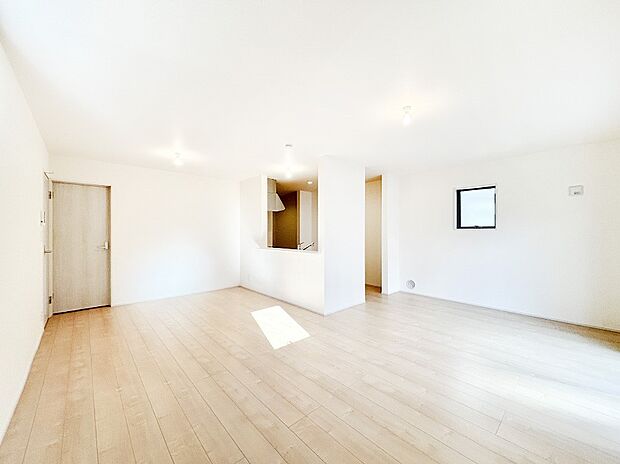 ご家族の賑やかな話し声で包まれる明るいリビング