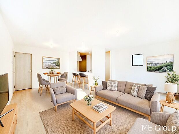 家族の和やかな会話が聞こえてきそう。開放感のあるリビングです。※家具はCGです