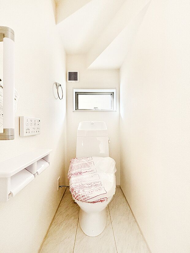 明るく清潔感のあるトイレです。 