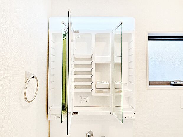 三面鏡の裏に、化粧品や衛生用品などを収納可能。洗面台をすっきりと保ちます！