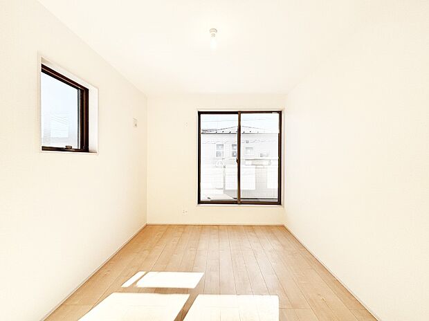 バルコニーが開放感をプラスしてくれる洋室