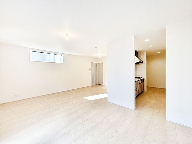 明るい陽光が注ぎ、寛ぎの雰囲気に満たされるダイニング。   