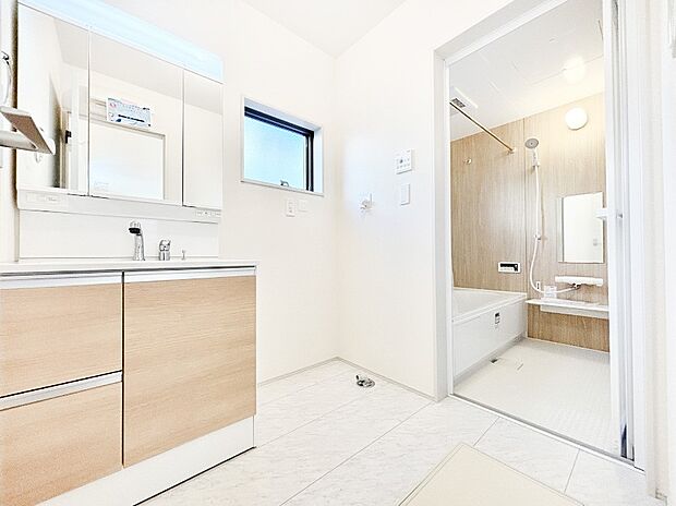 身支度もスムーズにおこなえる脱衣場。  