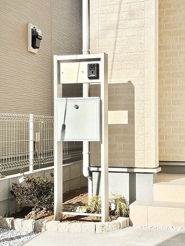 シンプルデザインのポスト。