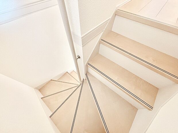 安全性を考慮し階段には手すりを設置しています