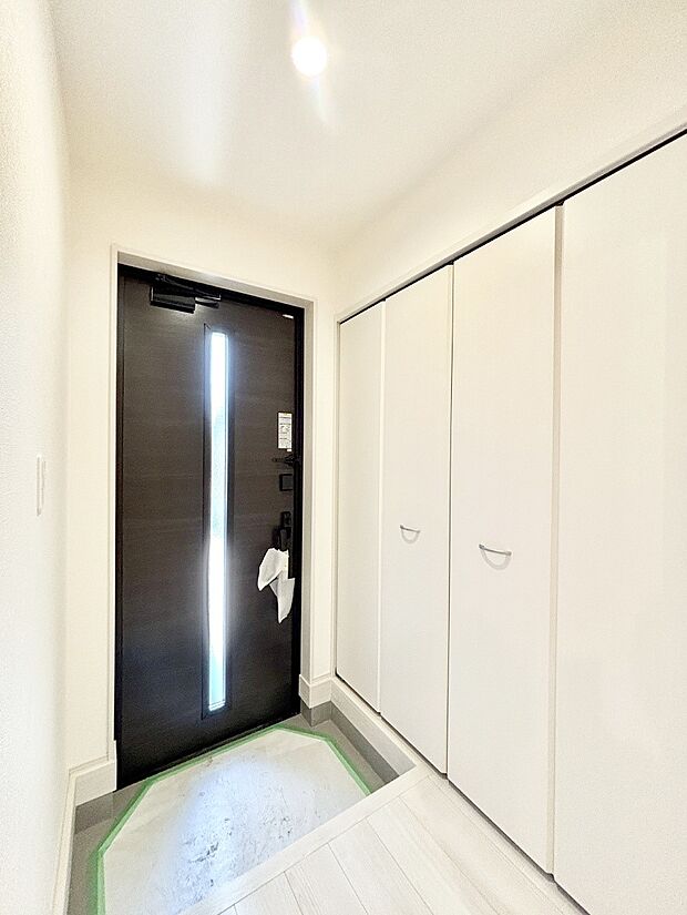 ガラススリットの入った玄関ドアが室内に光を届けてくれます