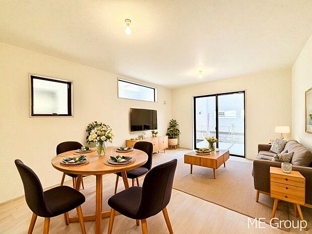 ご家族の賑やかな話し声で包まれる明るいリビング ※家具はCGです