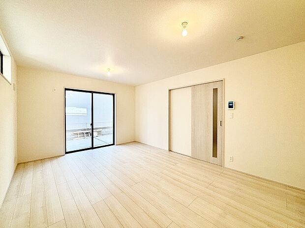 明るい陽光が注ぎ、寛ぎの雰囲気に満たされるリビングダイニング