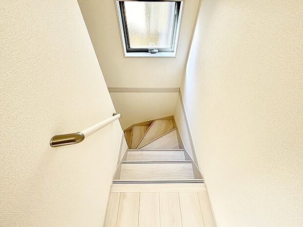 階段は手すり付きなので小さなお子様やご年配の方も安心です！