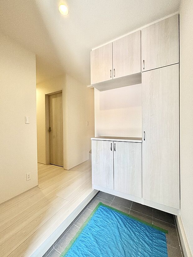 明るい玄関はお客様をお出迎えするのにぴったりです!