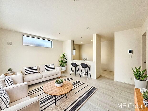 ご家族の賑やかな話し声で包まれる明るいリビング ※家具はCGです