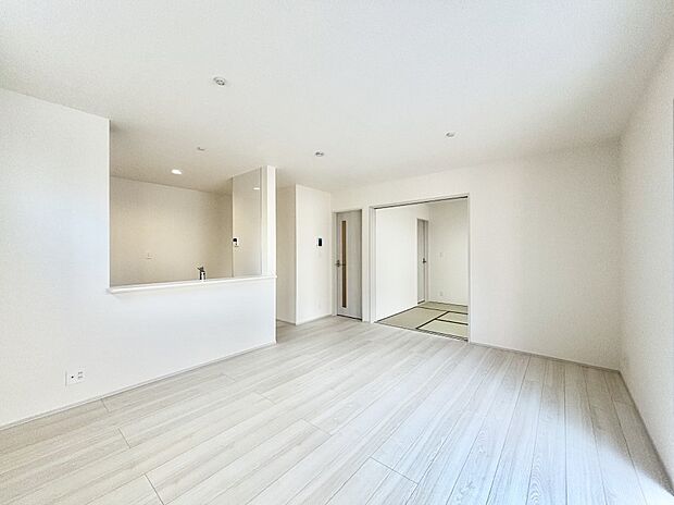 隣接の和室を開放すればさらに広々空間に  