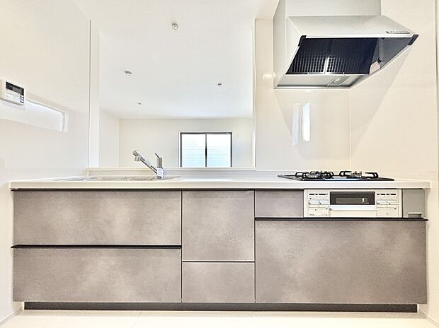 リビングを見渡せる人気のカウンターキッチン。 家族を見守りながら家事をすることができます。