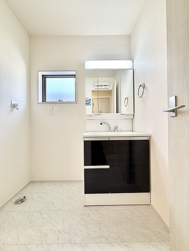 大きく見やすい三面鏡で清潔感ある洗面台は、身だしなみチェックや肌のお手入れにおすすめです。 