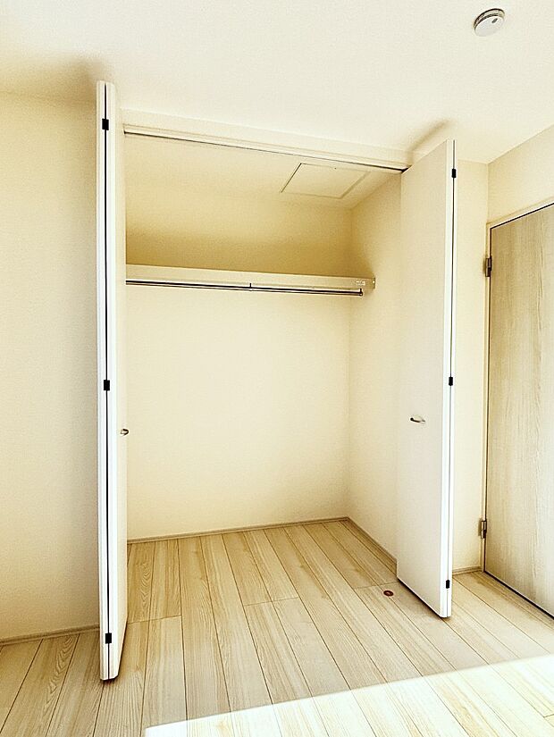洋室のクローゼット。奥行きがあるので厚手の衣類もすっきり収まります。