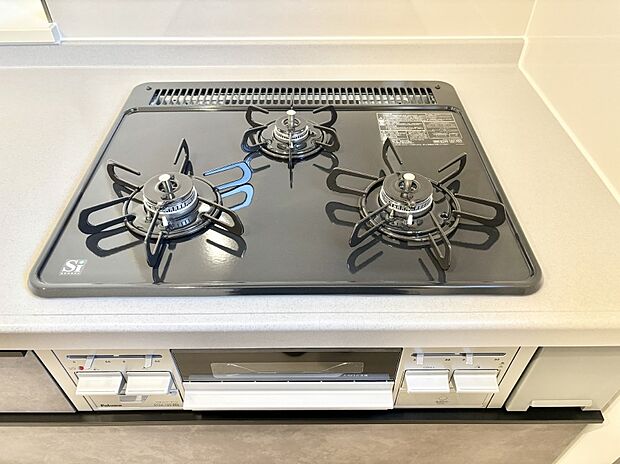 ガスコンロはＳｉセンサー搭載。火力調節や焦げ付き・消し忘れも防いでくれます。