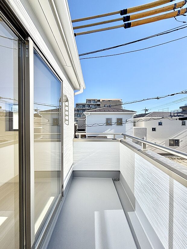 南向きのバルコニー！ご家族の洗濯物はもちろん、お布団もたっぷり干せます！