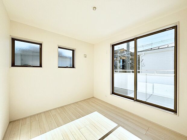 明るいバルコニーサイドに洋室を設置。目覚めの良い寝室に。 