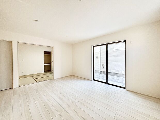 日当たりの良いリビング。お気に入りのグリーンを飾れば更に心地よさがアップ!