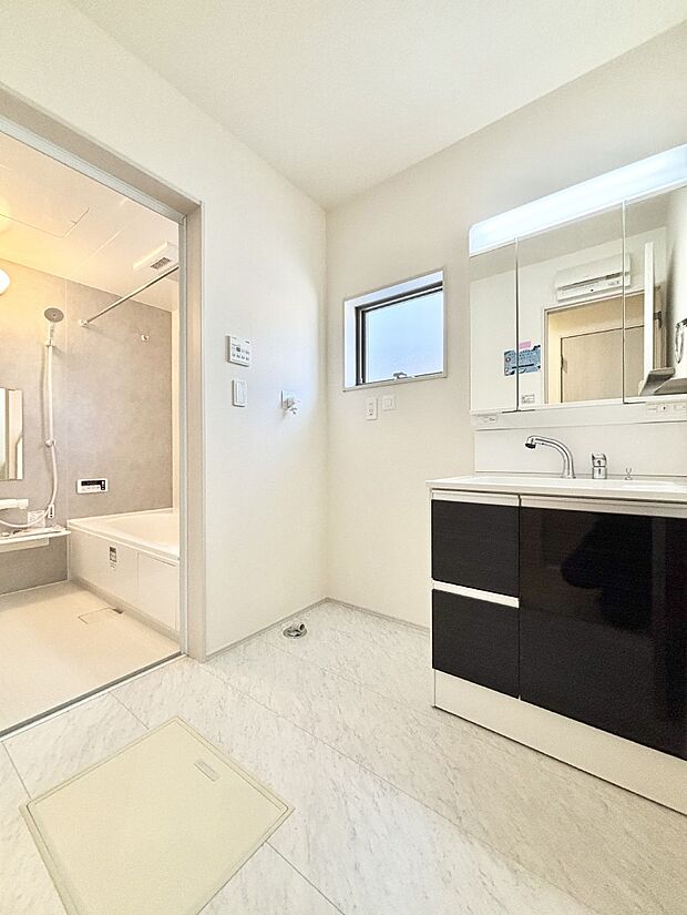 小窓がついているので湿気の多い場所でも換気が十分行えます。毎日の身支度を気持ち良く!